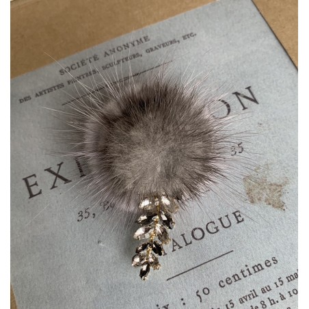 Меховая брошь со стразами