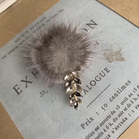 Меховая брошь со стразами