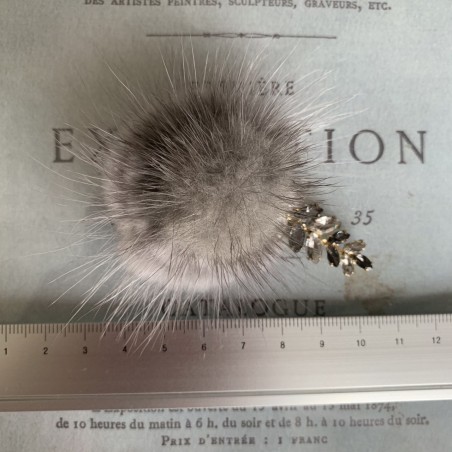 Меховая брошь со стразами