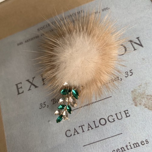 Меховая брошь со стразами бежевая