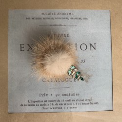 Меховая брошь со стразами бежевая