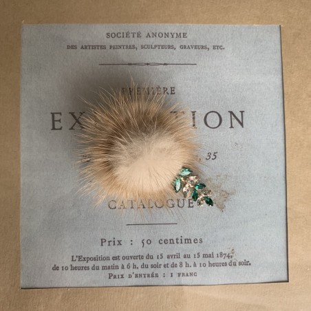 Меховая брошь со стразами бежевая