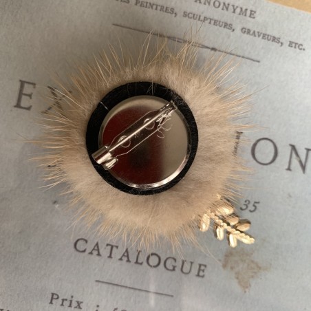 Меховая брошь со стразами бежевая