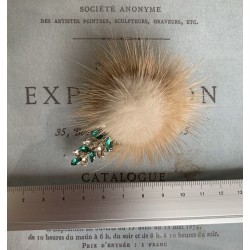 Меховая брошь со стразами бежевая