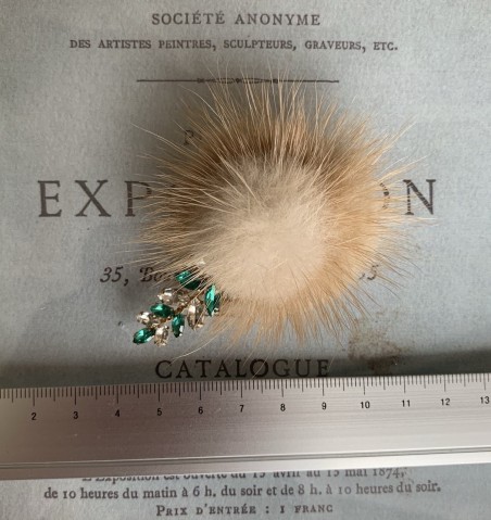 Меховая брошь со стразами бежевая