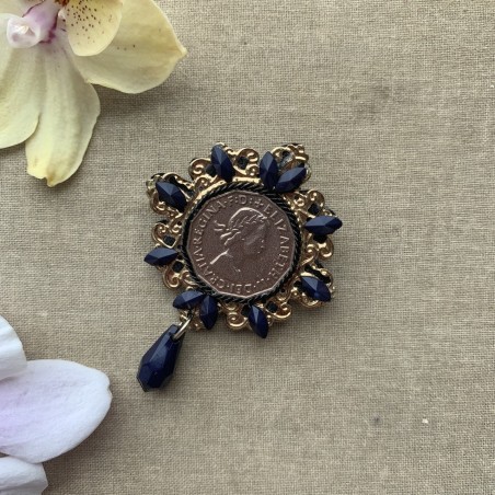 Брошь золотистая с синим декором