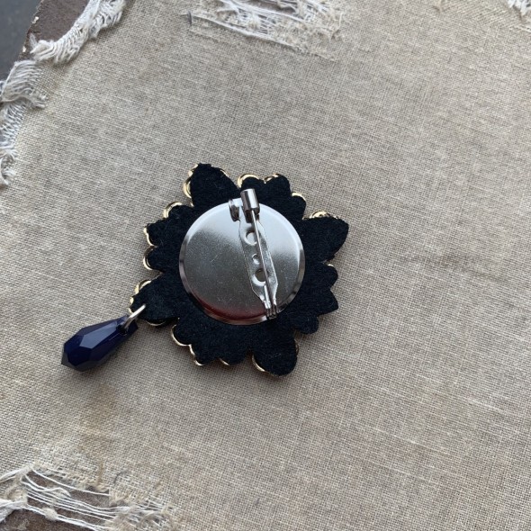 Брошь золотистая с синим декором