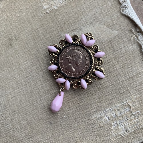 Брошь золотистая с розовым декором