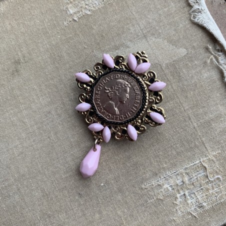 Брошь золотистая с розовым декором