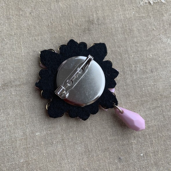 Брошь золотистая с розовым декором