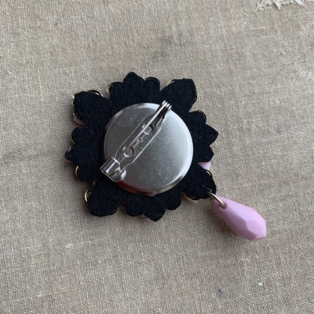 Брошь золотистая с розовым декором