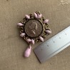 Брошь золотистая с розовым декором