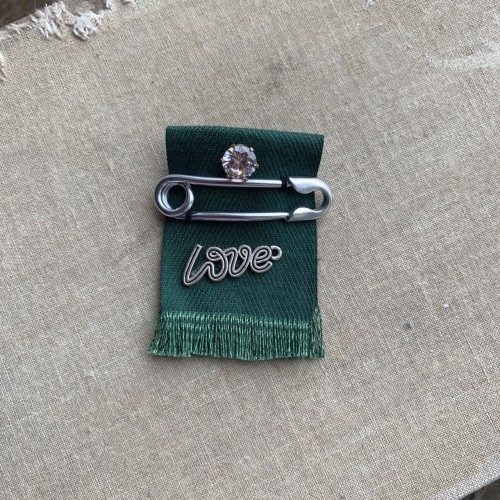 Текстильная брошь Love