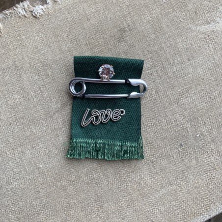 Текстильная брошь Love