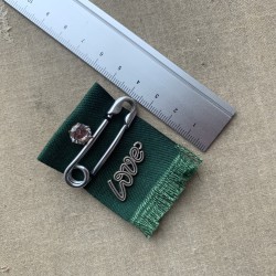 Текстильная брошь Love