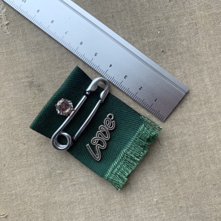 Текстильная брошь Love