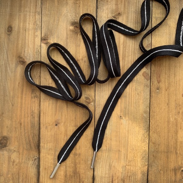 Шнурки чёрные матовые с тонкой серебристой полоской в центре