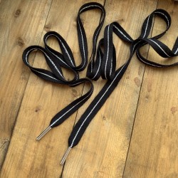 Шнурки чёрные матовые с тонкой серебристой полоской в центре