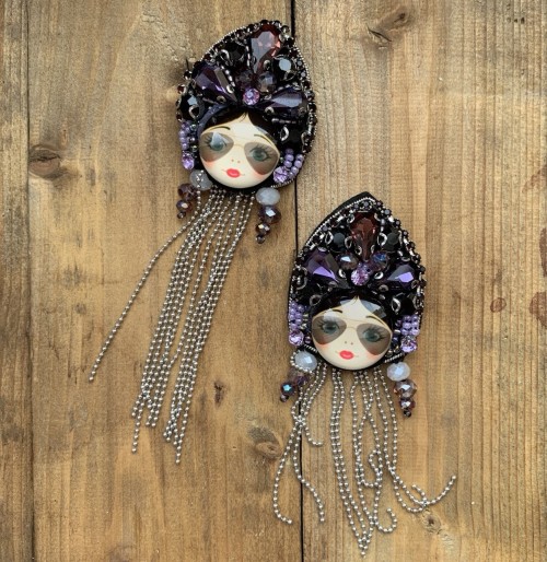 Нашивка на основе из фетра со стразами и цепочками «Русская красавица»