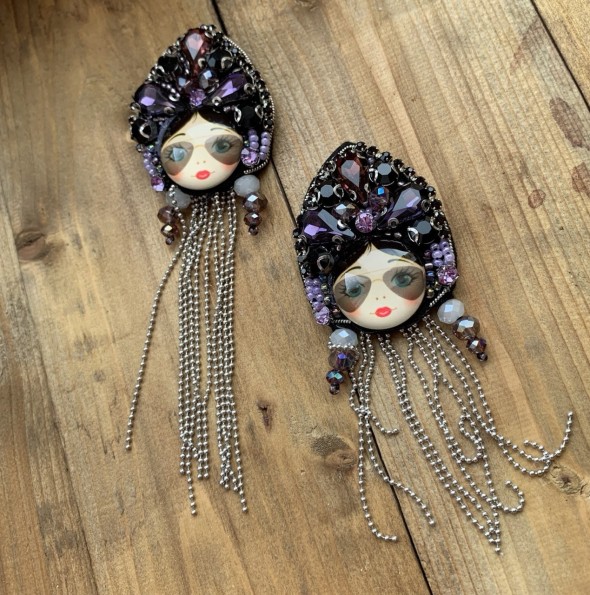 Нашивка на основе из фетра со стразами и цепочками «Русская красавица»