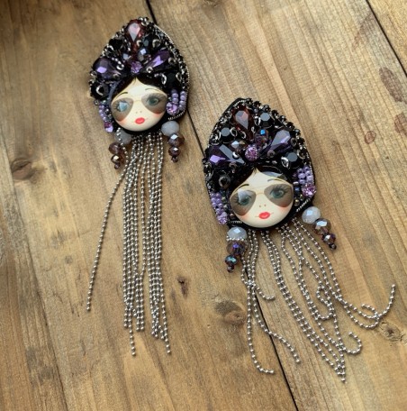 Нашивка на основе из фетра со стразами и цепочками «Русская красавица»