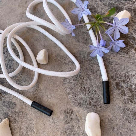 Белые трикотажные шнурки с чёрными концевиками