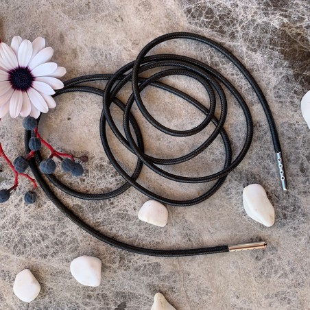 Тонкие кожаные шнурки чёрного цвета с металлическими наконечниками