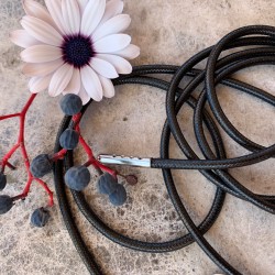 Тонкие кожаные шнурки чёрного цвета с металлическими наконечниками