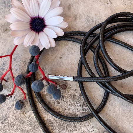 Тонкие кожаные шнурки чёрного цвета с металлическими наконечниками