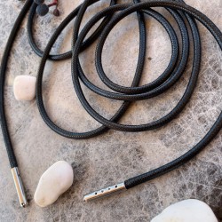 Тонкие кожаные шнурки чёрного цвета с металлическими наконечниками