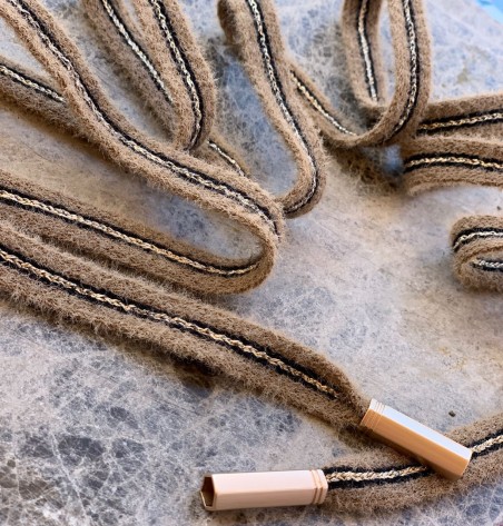 Мягкие пушистые шнурки цвета какао с чёрными и золотистой полосками