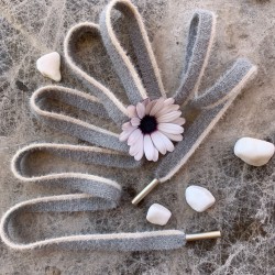 Мягкие пушистые шнурки серого цвета с молочной полоской по одному краю