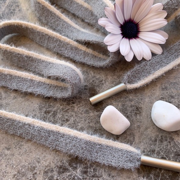 Мягкие пушистые шнурки серого цвета с молочной полоской по одному краю