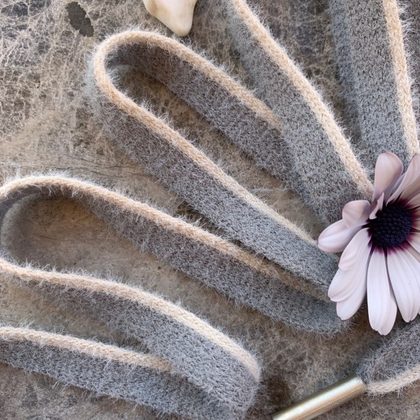 Мягкие пушистые шнурки серого цвета с молочной полоской по одному краю