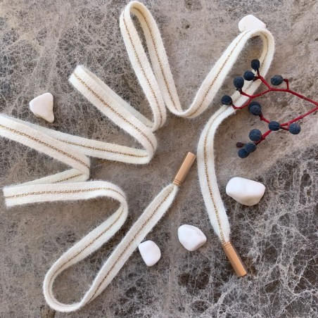 Мягкие пушистые шнурки молочного  цвета с золотистой полоской в центре