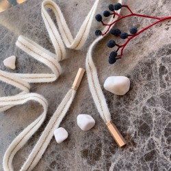 Мягкие пушистые шнурки молочного  цвета с золотистой полоской в центре