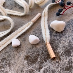 Мягкие пушистые шнурки молочного  цвета с золотистой полоской в центре