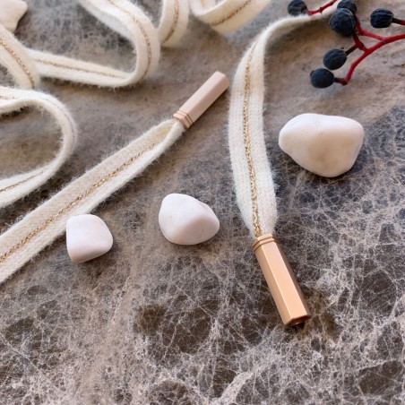 Мягкие пушистые шнурки молочного  цвета с золотистой полоской в центре