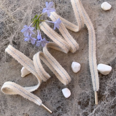 Мягкие пушистые шнурки бежевого цвета с серебристой полоской в центре