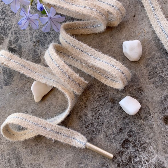 Мягкие пушистые шнурки бежевого цвета с серебристой полоской в центре