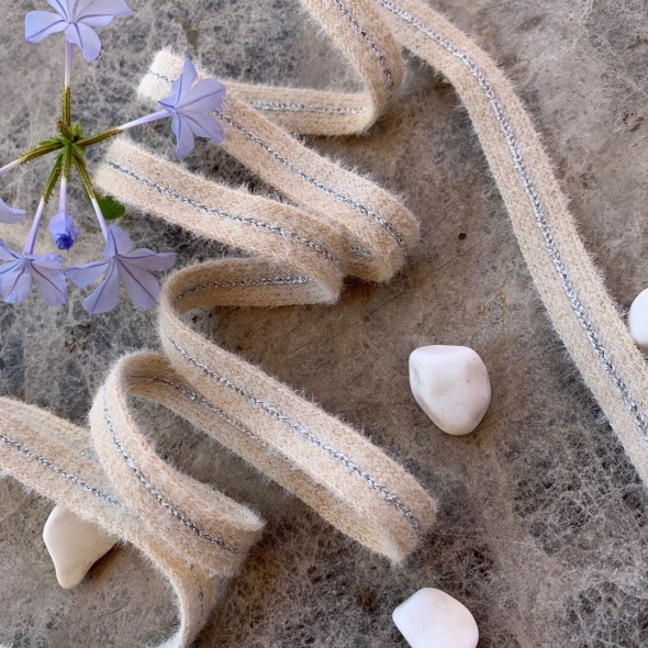 Мягкие пушистые шнурки бежевого цвета с серебристой полоской в центре