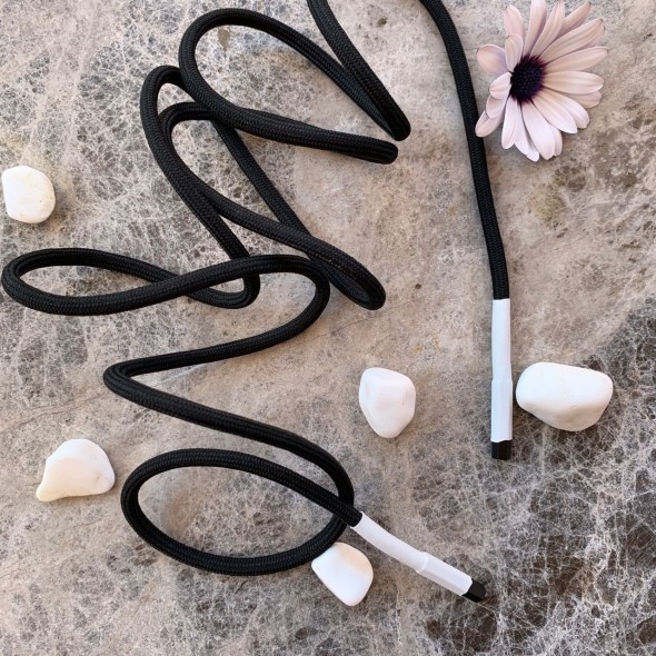 Тонкие трикотажные шнурки чёрного цвета с прорезиненными  наконечниками белого цвета