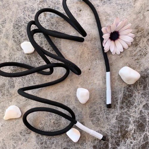 Тонкие трикотажные шнурки чёрного цвета с прорезиненными  наконечниками белого цвета 2