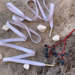 Шнурки белые из вискозы с серебристыми полосками по краям