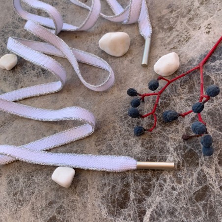 Шнурки белые из вискозы с серебристыми полосками по краям