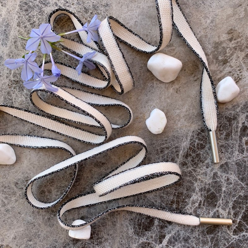 Шнурки молочные из вискозы с черно-серебристыми полосками по краям