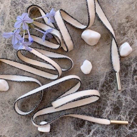 Шнурки молочные из вискозы с черно-серебристыми полосками по краям