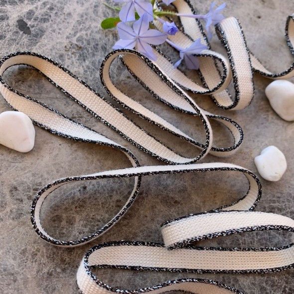 Шнурки молочные из вискозы с черно-серебристыми полосками по краям