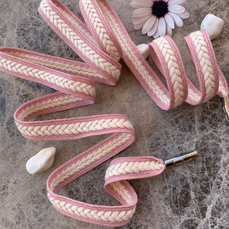 Нежно-розовые плетёные шнурки с молочным декором-косичкой