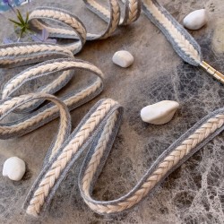 Светло-серые плетёные шнурки с молочным декором-косичкой